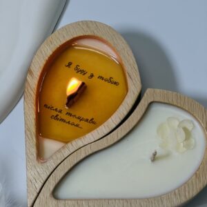 Ароматична соєва свічка у дерев’яному підсвічнику “Серце” з таємним написом